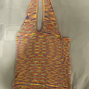 Topp - Topp som är i väldigt bra skick, banden runt nacken är lite stor men går enkelt att lösa med att knyta fast en tofs runt ❣️