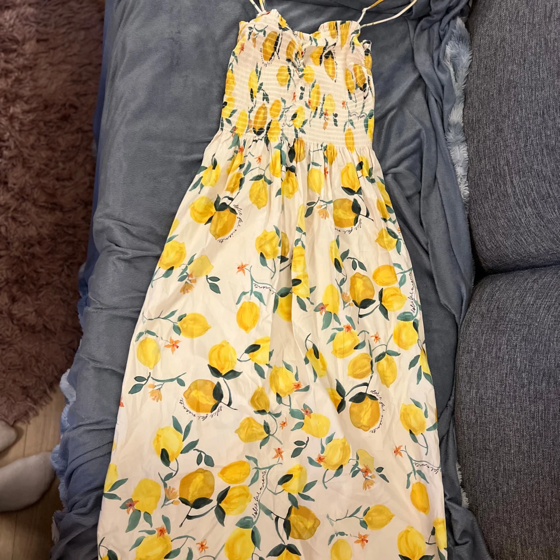 Somrig klänning med citronmönster