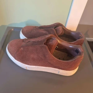 Vinröda eytys - Vinröda eytys i hyfsat bra skick, tecken på användning men absolut inga tydliga defekter. 