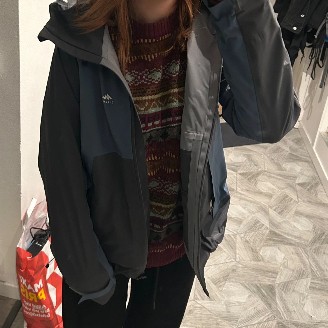 Grå och blå vindjacka från Quechua