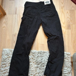 Lågmidjade baggy jeans  - Storlek 34 från HM. Bra skick men har blivit för små! 