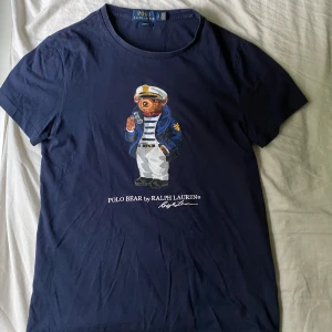Ralph lauren tshirt - Säljer en Ralph lauren T-shirt då den var för liten. Köpt här på Plick och den sitter slim fit. Trycken är lite rynkigt men annars bra skick. Skriv i dm vid minsta fundering!