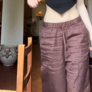 Linnebyxor Arket - Mörbruna linnebyxor från arket 💕 Köptes 2022, fortfarande i superbra skick, bara lite skrynkliga för att jag inte använt dem på länge 🤭Stretchiga i midjan så man kan bestämma själv om man vill ha dem högre upp/lägre ned! Passar nog xxs-s