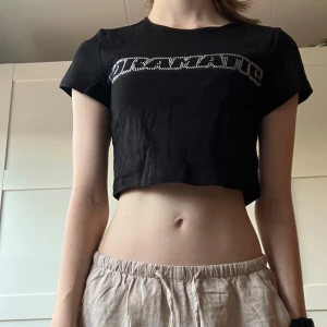 Svart tröja  - Sitter snyggt, köpt några år sen from hm, skriv om funderingar 💞💞