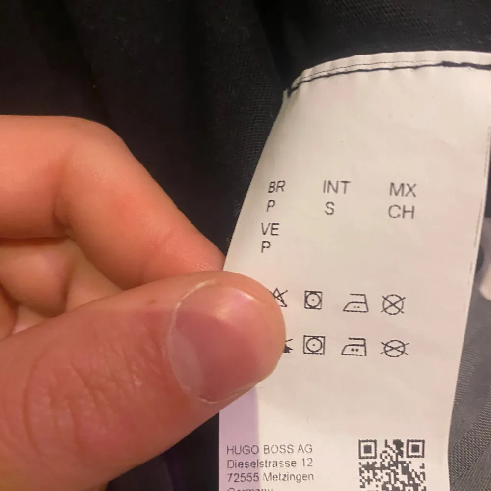 Väldigt fin t-shirt från Hugo boss. Tveka inte att höra av er vid funderingar.. T-paidat.