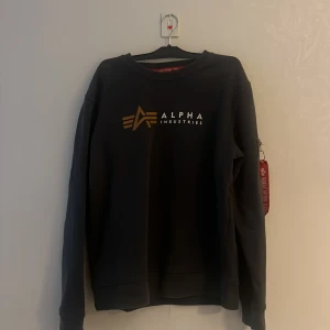 Alpha industries  - Denna tröja är bra för hösten för den är inte för tjock eller tunn är inte så använd ock är storlek M men kan även passa L