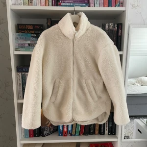 Teddyjacka - Så fin cremevit teddyjacka från Everest. Jackan kommer tyvärr inte till användning för mig och har endast haft på mig den en gång🤍