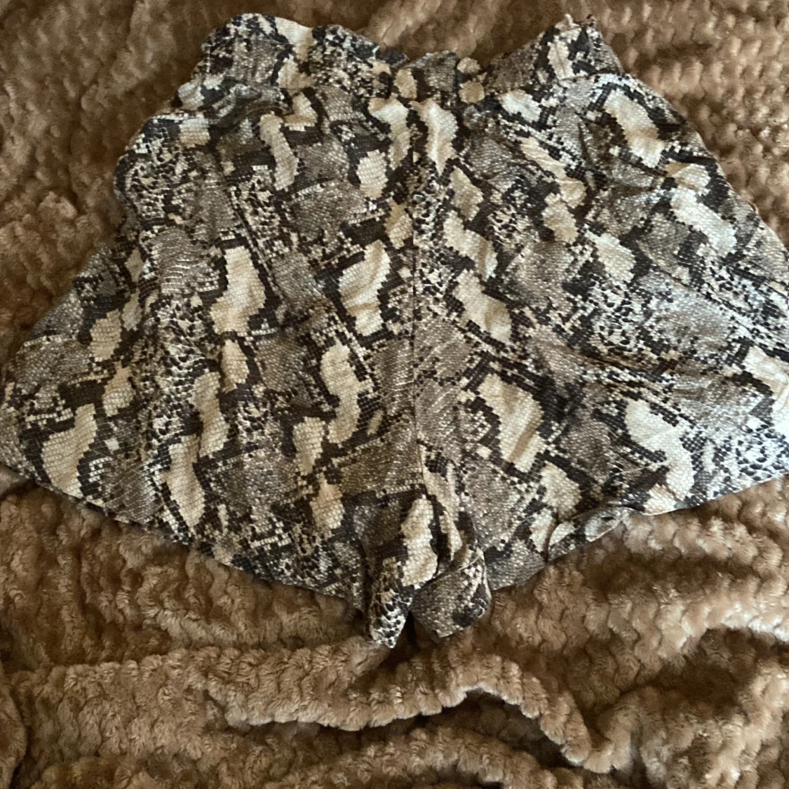 Ormmönstrade shorts - 90