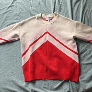 Röd och beige tröja från & Other Stories - Säljer en snygg tröja från & Other Stories i storlek XS. Den har ett coolt geometriskt mönster i rött och beige med inslag av rosa. Tröjan är långärmad och perfekt för både vår och höst. Den är i bra skick och superbekväm att ha på sig. Passar perfekt till jeans eller kjol!🤗💕