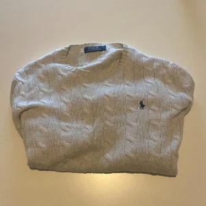 Ralph Lauren tröja - En riktigt fet Ralph Lauren tröja☀️🌊 tröjan har ett litet hål i vänster armen går lätt att fixa. Hör av er vid frågor och funderingar