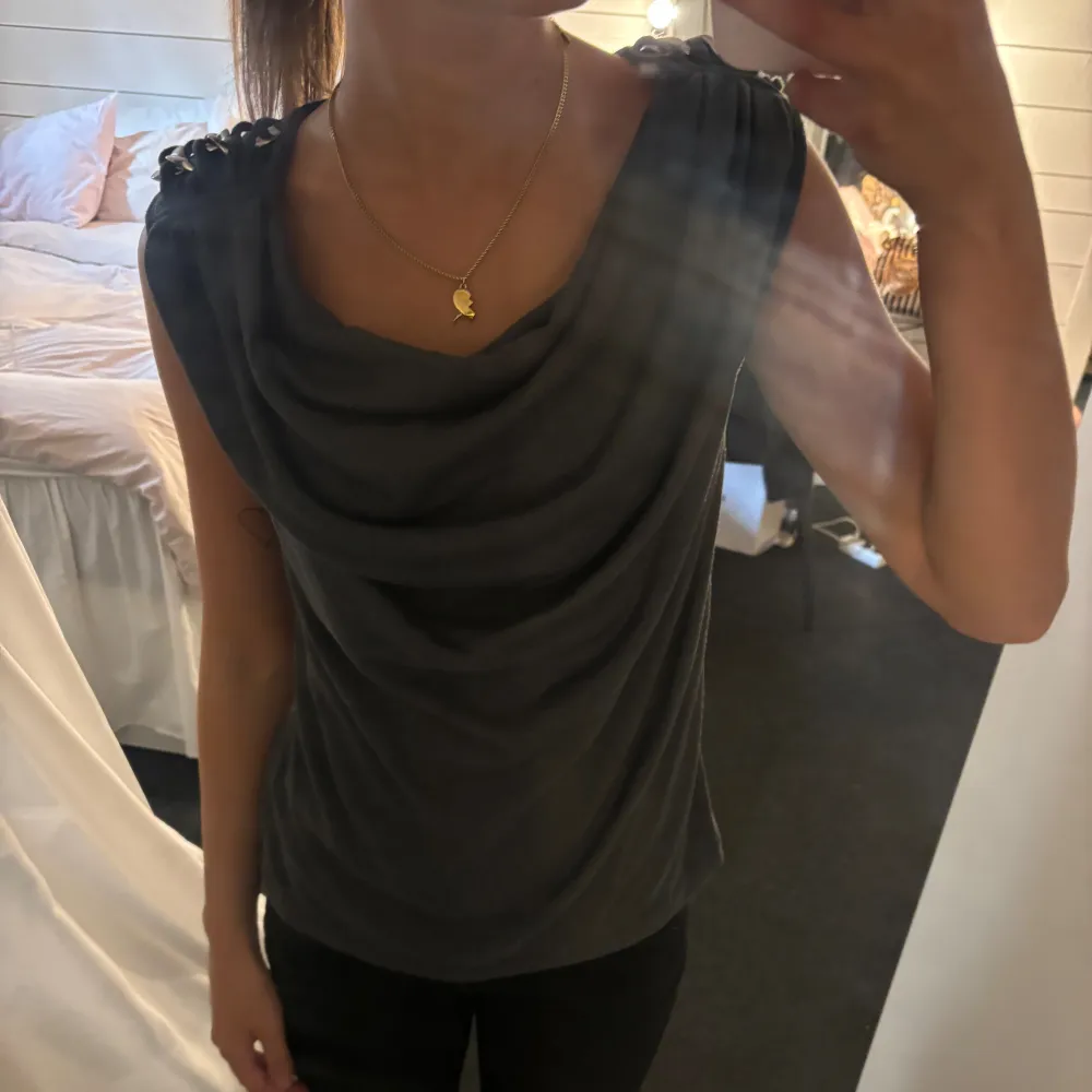 Jätte snygg topp med detaljer på axlarna!😍. Yläosat.