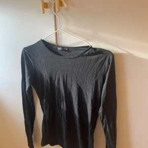 Svart tröja - Snygg lite genomskinlig tröja från zara! 💗