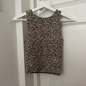 Leopard topp  - Ribbad L eopard topp från hollister i väldigt bra skick. Nypris 299. Köparen står för frakten.
