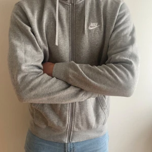 Nike zip hood - Nike zip hood i grå färg. Storlek large.