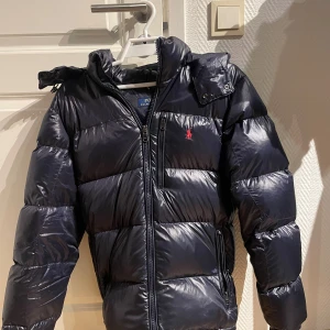 Ralph lauren jacka - Detta är storlek M och den är mörkblå varm och skön till vintern. Den är köpt från hemsidan så den är helt äkta. Skriv om ni har frågor🤗