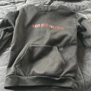Hoodie  - En Hoodie med kristen text på , väldigt fin , knappast använd , st xs 100 med frakt 