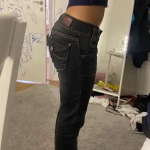 Låg midjade lee jeans  med fina fickor där bak jätte snygga o trendiga