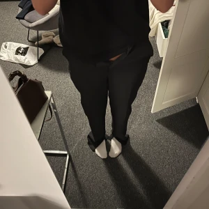 Kostymbyxor mellanhög midja  - Svarta kostymbyxor med slits vid benslutet. Nyskick  Säljer pga av att de är för små för mig i midjan. 
