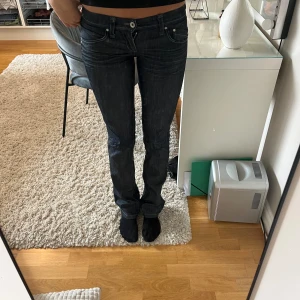 Lågmidjade jeans - Jättefina lågmidjade jeans köpta i spanien, säljer då jag tyvärr inte kan ha dom längre💞