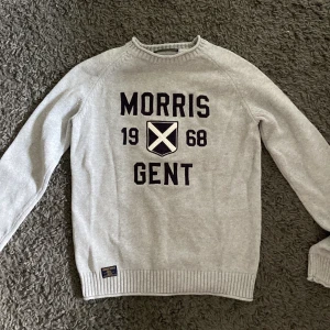 Morris tröja - Tja säljer denna Morris tröja i storlek XS, riktigt skön och snygg. Skicket är i ungefär 9/10. Skriv vid frågor!
