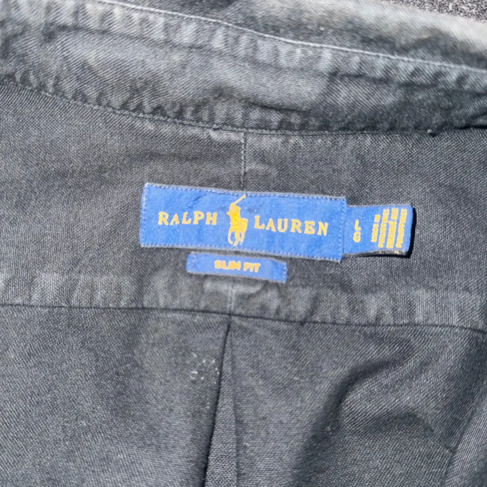 Säljer denna Ralph Lauren Skjortan i storleken L och färgen svart. Väldigt fräsch nu till hösten 🍁  Lite solblekt på högra Axel . Skjortor.