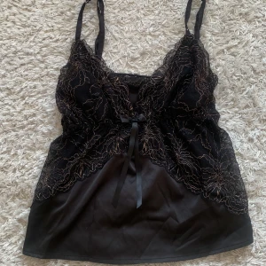 Svart spetslinne  - Supersött svart spetslinne med gulddetaljer, strl L men passar M/S då banden är justerbara 💓