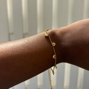 Guld hjärta armband - Fin guld platerad hjärta armband, nyskick och justerbar. Gjort av rostfritt stål 