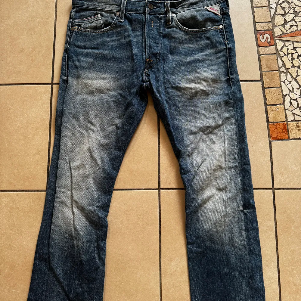 Säljer ett par replay jeans som är i bra skick! Storlek 33/32, skriv vid funderingar!. Jeans & Byxor.