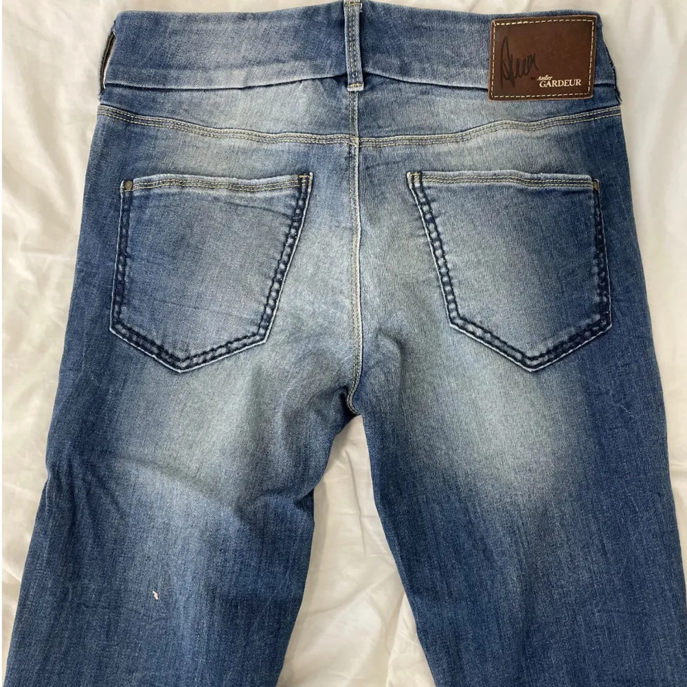 2000s låg midjade bootcut jeans i storlek 36 💞 midjemåttet på jeansen är 36 cm rakt över.  midjan samt själva jeansen är ganska stretchiga så den skulle kunna passa M. Innerbenslängd är 77 cm. Säljer pga de var för stora! (Pris kan diskuteras). Jeans & Byxor.