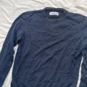 Stone island stickad tröja - Snygg blå stickad stone island tröja! Storlek 156.