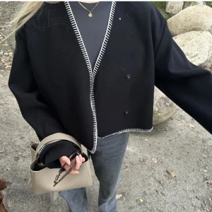 Kofta från Gina! - As snygg kofta från Gina🩷använd få gånger… obs lånad bild! Orginalpris: 499kr