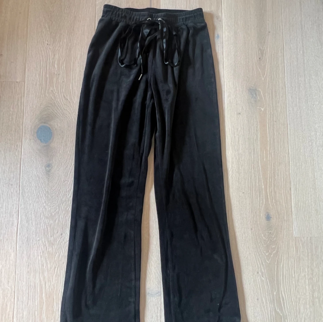 Svarta velour mjukisbyxor - 90