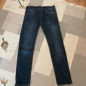 Gant jeans  - Ett par mörkblå gant jeans Straight fit storlek 32/32 Perfekta till hösten o passar till mycket🍂