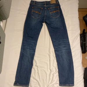 Nudie Jeans - Blåa Nudie Jeans i nyskick. I modellen Steady Eddie som passar regular/slim. Jag i bilden är 180 och skulle säga att de är lite för långa för mig.