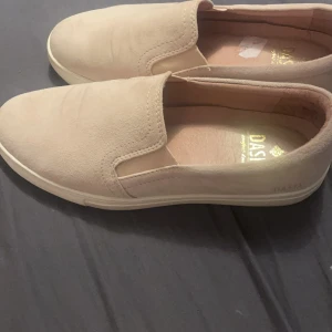 Dasia skor - Dasia skor i färgen beige i storlek 38 endast använd 1 gång säljs för 340, jättefina skor i fint skick