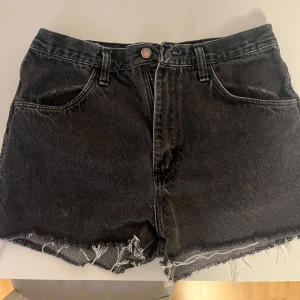 Rustler shorts - Skitsnygga jeansshorts från Rustler, passade inte mig så därför säljer jag de 🎀 Nyskick, frakt tillkommer. 