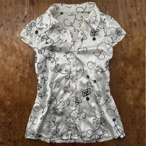 Vintage skjorta - säljer denna fina skjortan pga den är för stor på mig, skulle säga att den passar m bäst 🩷