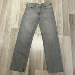 Gina Tricot Jeans - Gråa low waist straight jeans från Gina Tricot. Aldrig använda eftersom de är för små. Innerbensmått - 81cm. Midjemått - 39cm.