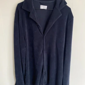 Blå terry tröja herr M - Fin mörkblå frotté skjorta/tröja med knappar , herr M från Studio Total.