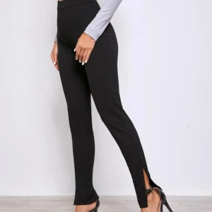 Byxor nya - Har både xs och s. Sitter lite som leggings men materialet är tjockare än, så dom är som byxor. Dragkedjan på sidan