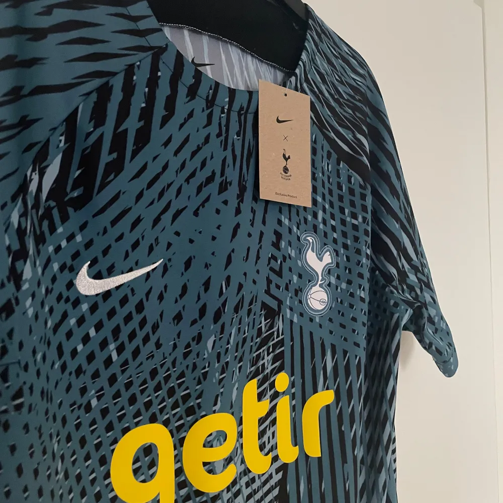 Fick den i present när jag va i London. Men den har alltid varit för liten. Helt ny, skick 10/10. Inga tecken på defekter. Pris kan diskuteras vid snabb affär.. T-paidat.