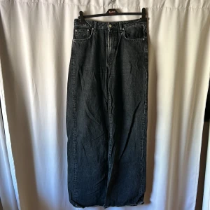 Svarta jeans  - Väl använda men inga synliga hål