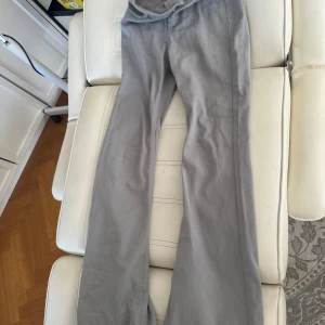 H&m jeans bootcut - Fina Bootcut jeans bra skick, säljs för dom va inte min stil, köpt precis, använts knappt, säljs billigt. Säljer för 90+ 25 kr frakt 🩶