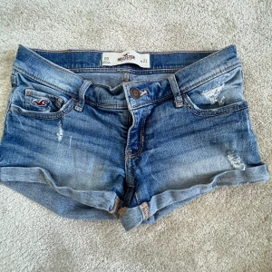 Lågmidjade jeansshorts  - Lågmidjade jeansshorts från HOLLISTER. Storlek xxs