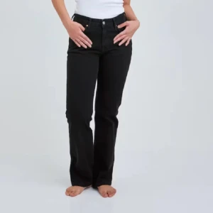 Low waist jeans  - Säljer dessa low waist jeans så dom tyvärr blivit små på mig, från bikbok i strl 25 och längd 32. Använda 1 gång nypris 699kr
