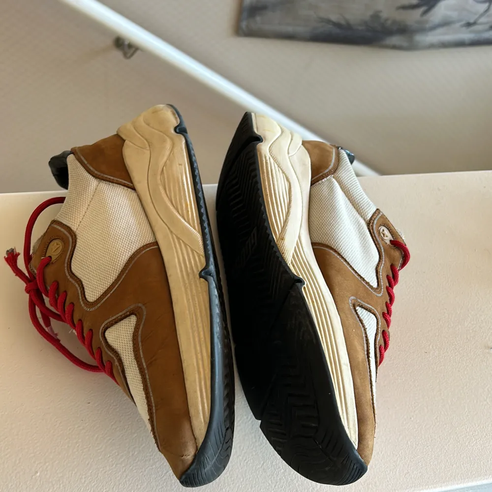 Hej och välkomna till bearys resell jag säljer nu mina Golden goose runners dustbag medföljer vid köp dem är sönder i hälen kan ta mer bilder bara att höra av sig tveka inte på att höra av er angående skorna mvh bearys resell 🙌✌🏽👍🏽👌🏽. Skor.