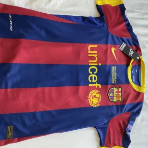 Barcelona 2011 Messi  - Barcelonas hemma tröka 2011 med Leo Messi på ryggen, den har också final texten på bröstet