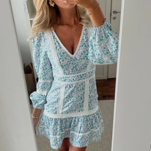 Klänning - Så sjukt fin klänning, köpt på Plick tidigare men har tyvärr inte kommit till användning 