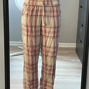 Pyamasbyxor - Säljer dessa söta pyamasbyxor. Inga defekter. Lite för korta för mig som är 170 cm. Kontakta för fler mått.