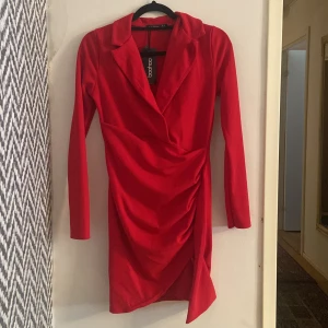 Lila sidenklänning med broderi - Säljer några elegant klänning i siden och bomull    och vackert blombroderi vid bysten. Perfekt för en sommarkväll eller festlig tillställning. Klänningen har en mjuk och glansig yta som ger en lyxig känsla.